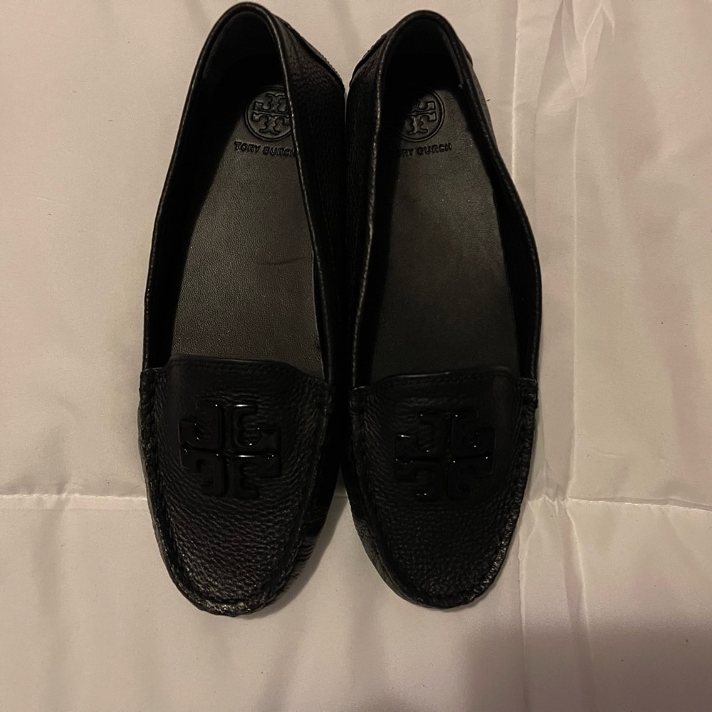 New without box Tory Burch slip on loafers. These are a great pair of shoes.